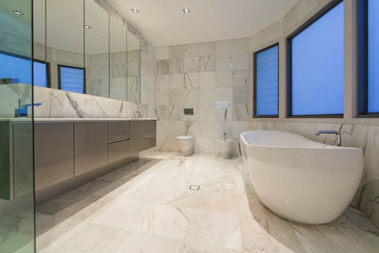 natursten golv-interiör-badrum-marmor-look-vit-lyx-känsla
