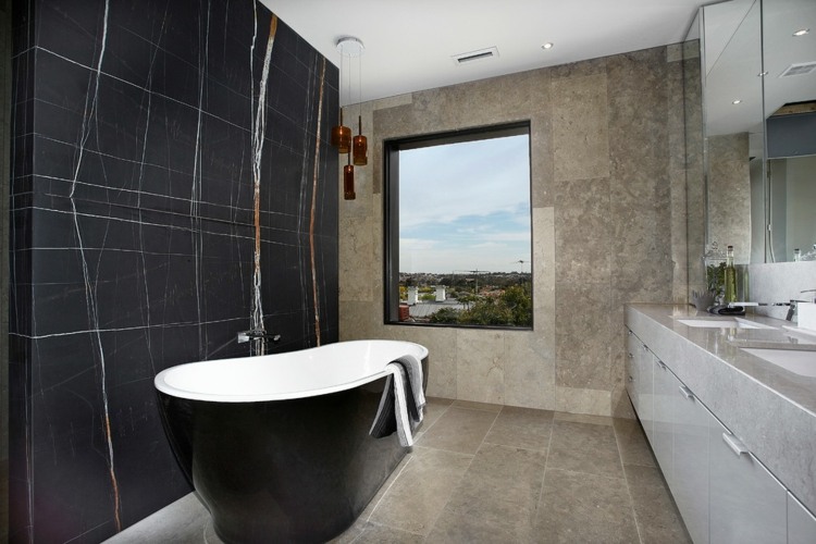 natursten golv-interiör-badrum-kalksten-marmor-svart-badkar