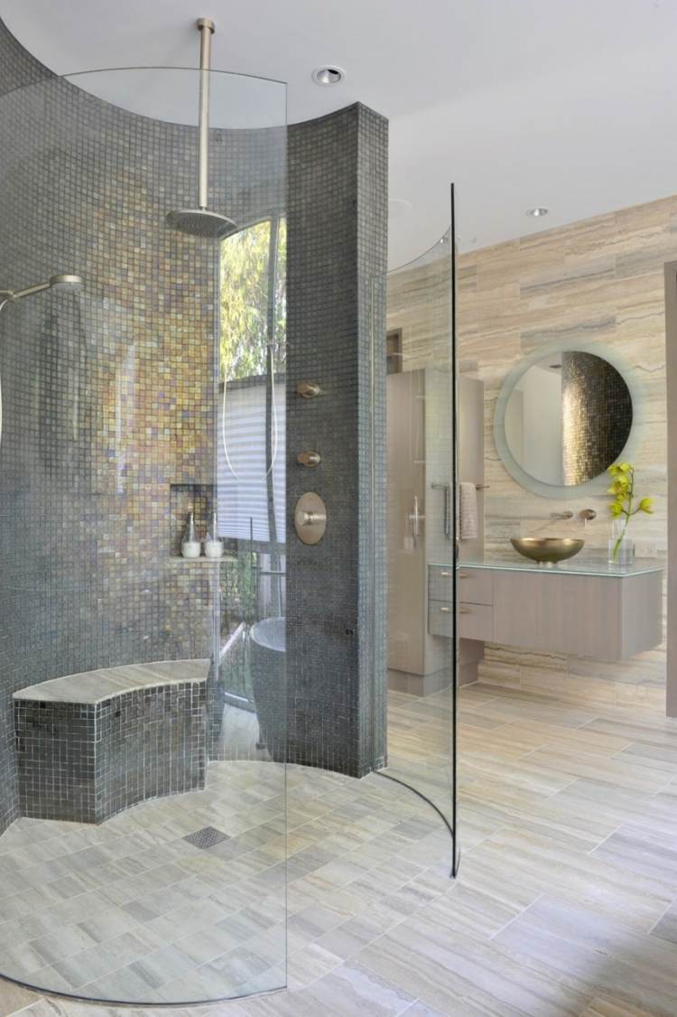 natursten-golv-inuti-badrum-glas-vägg-runt-gångbara-mosaikplattor