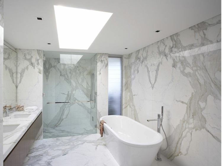 natursten golv-interiör-badrum-glas-dusch-badkar-takfönster
