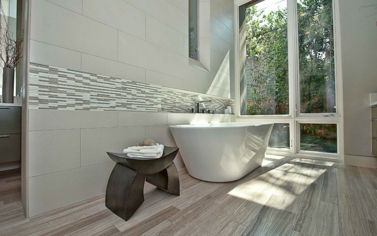 natursten-golv-interiör-badrum-Daltile-kakel-ljus-grå-vägg-kakel