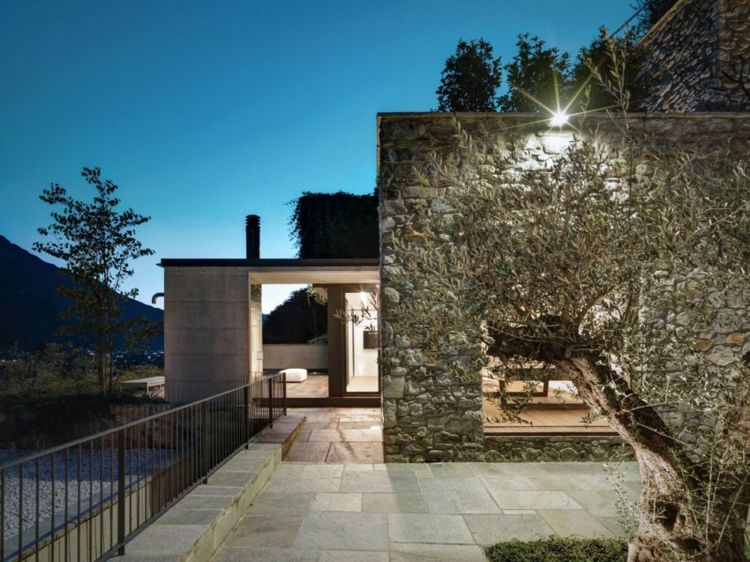 natursten golv-utanför-granit-terrass-natursten vägg-olivträd
