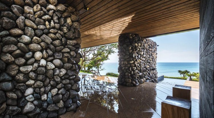 naturstenar-stenblock-modern-arkitektur-terrass-lyx-trätak-havsutsikt-trädgård