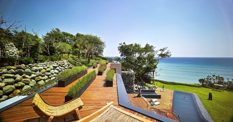 natursten-stenblock-modern-arkitektur-terrass-trägolvbrädor-havsutsikt-trädgård-hav