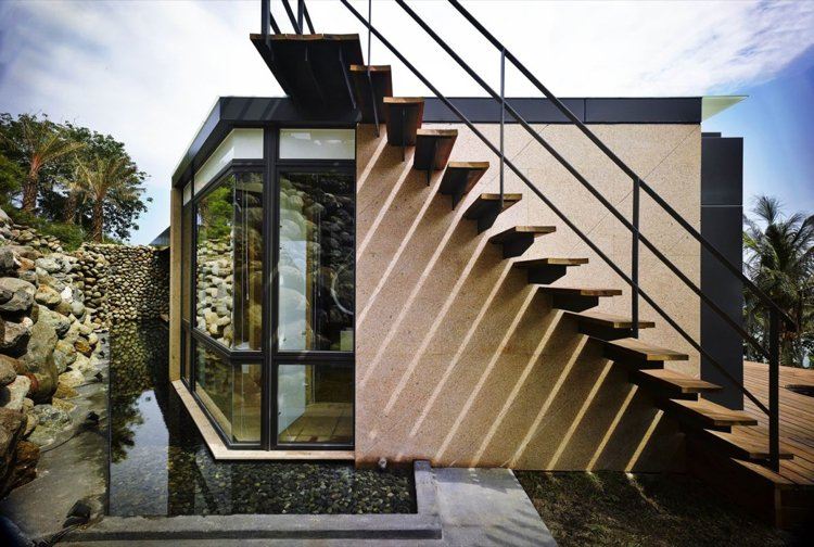 natursten-stenblock-modern-arkitektur-trappor-tak-terrass-hus-damm-vatten