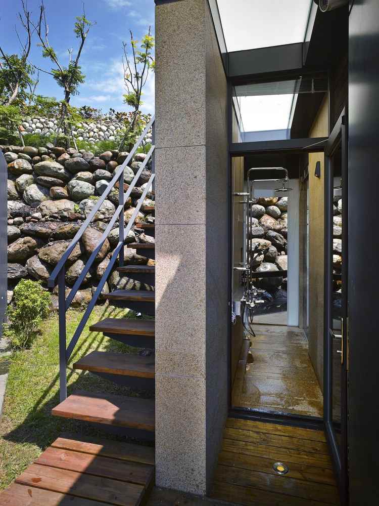 natursten-stenblock-modern-arkitektur-trädgård-takterrass-trappor-utanför