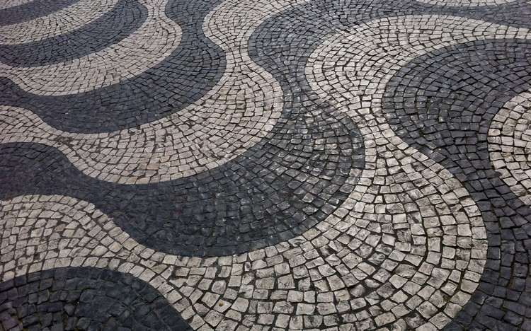 natursten-asfaltering-läggning-mosaik-asfaltering-lissabon-svart-vitt-mönster