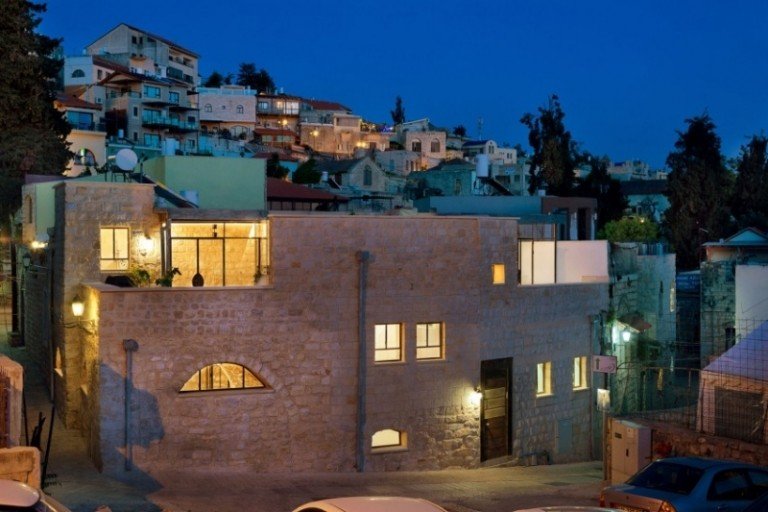 Naturstenmur inuti och utanför-murverk-autentiskt-hus-israel-kväll-stad