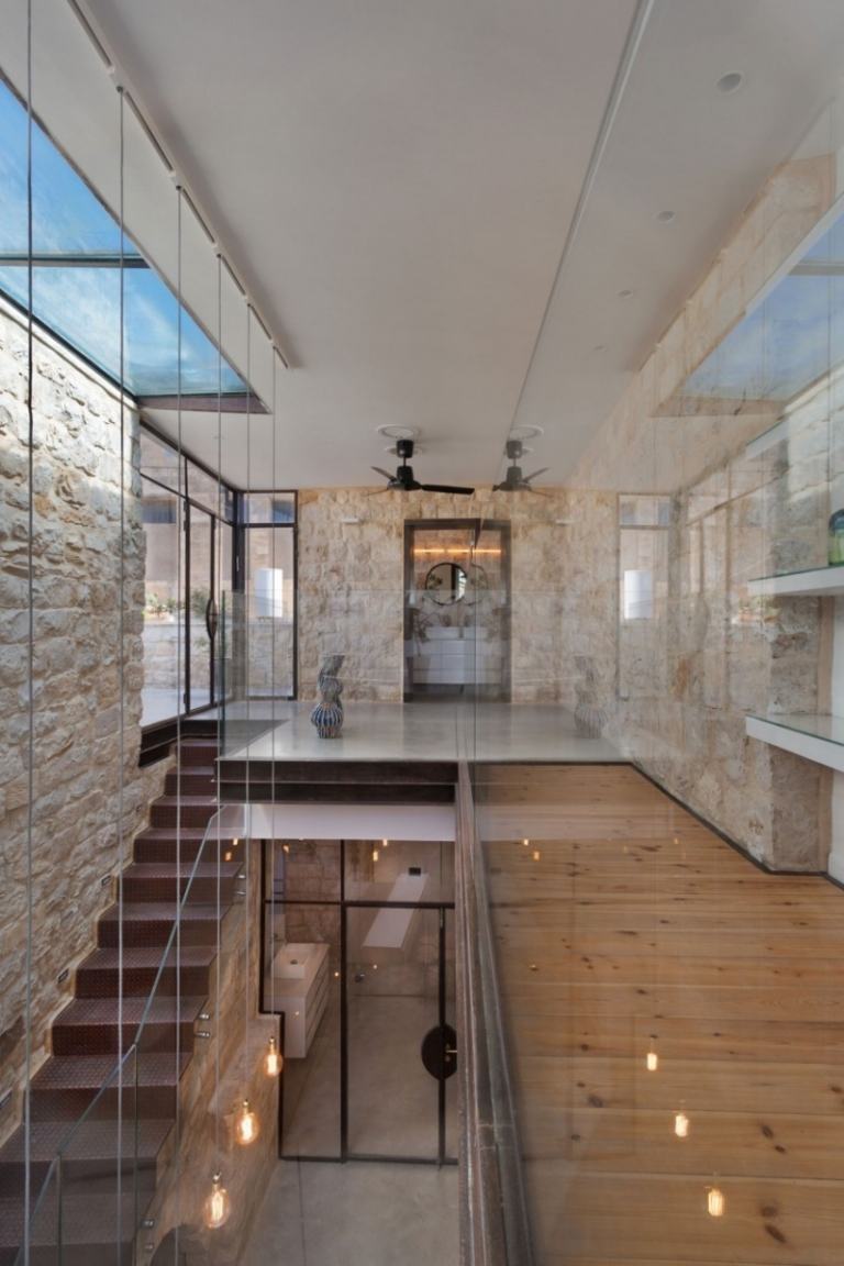Naturstenmur inuti och utvändigt-murverk-trappor-glasräcken-stålkabel-lampor-takfönster-golvbrädor