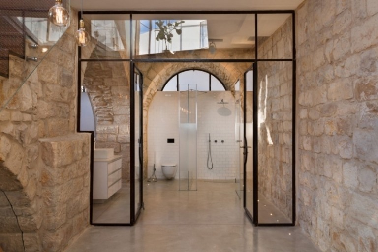 naturstenmur-inuti-utsida-murverk-glas-dörrar-badrum-toalett-dusch-vita kakel