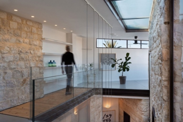 naturstenmur-inuti-utsida-murverk-vind-takfönster-glasräcke-stålkabel-vit