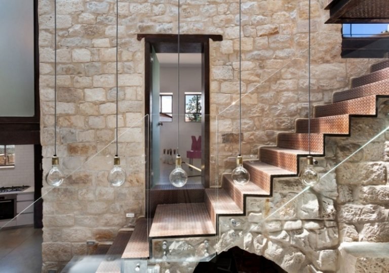 Naturstenmur inuti och utvändigt-murverk-trappor-stål-glasräcken-glödlampor-lampor-dörr-fönster