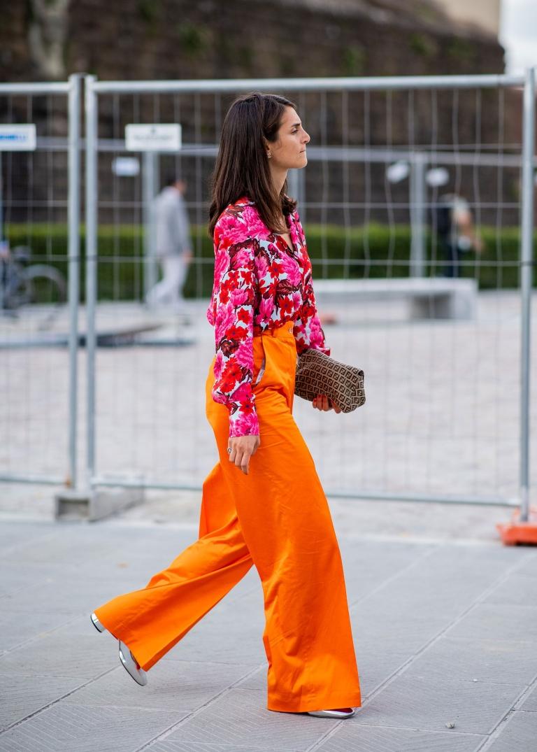 Vidbyxor orange neonfärger skjortblus blommönster silverskor