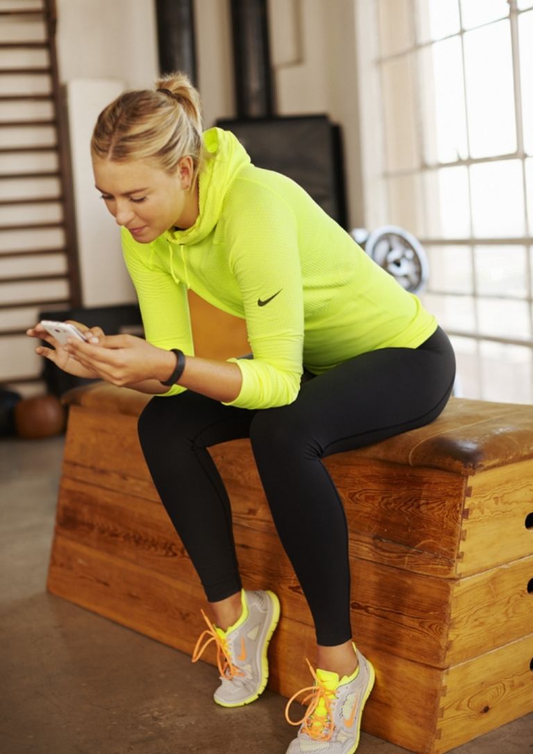 Neon färger fitness outfit leggings svart sweatshirt löparskor Nike