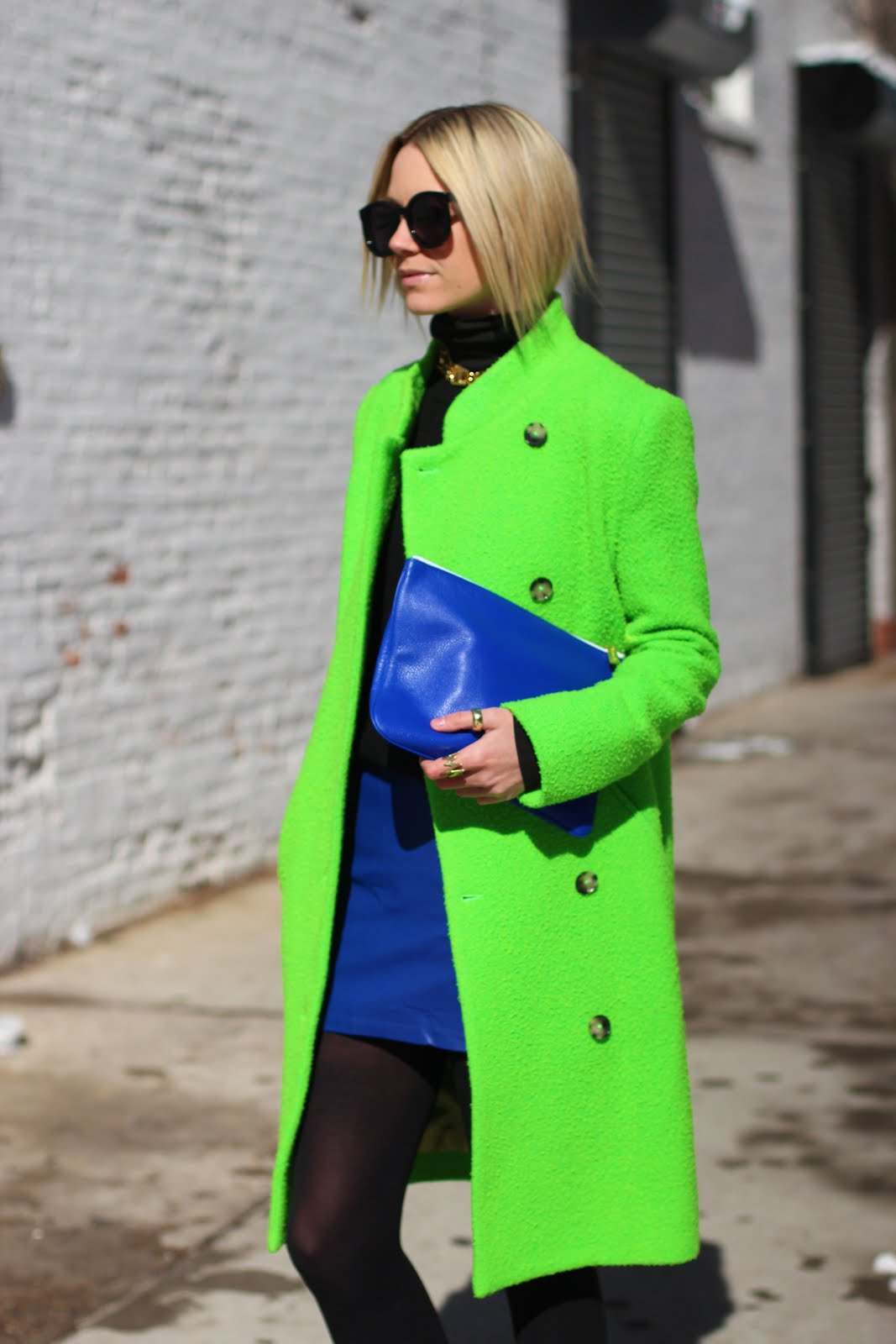 Neontrend 2019 ullrock minikjol blå clutch blont hår