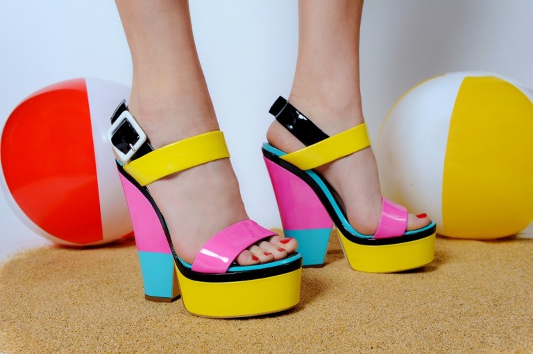 Sandaler med höga klackar i neon trend sommar neongula modetrender