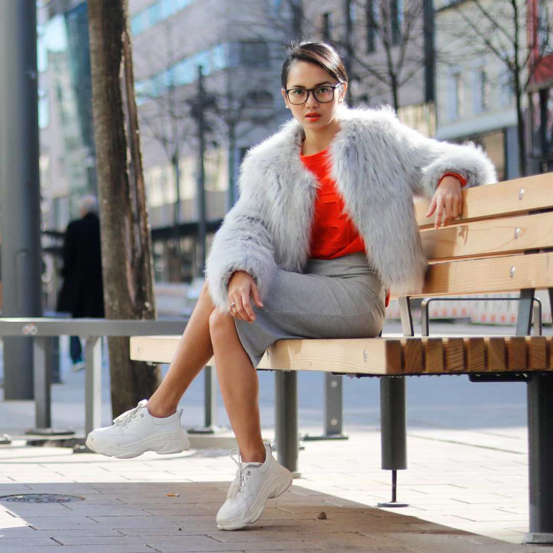 Blus neon trend penna kjol päls grå grå sneakers modetrender kvinnor
