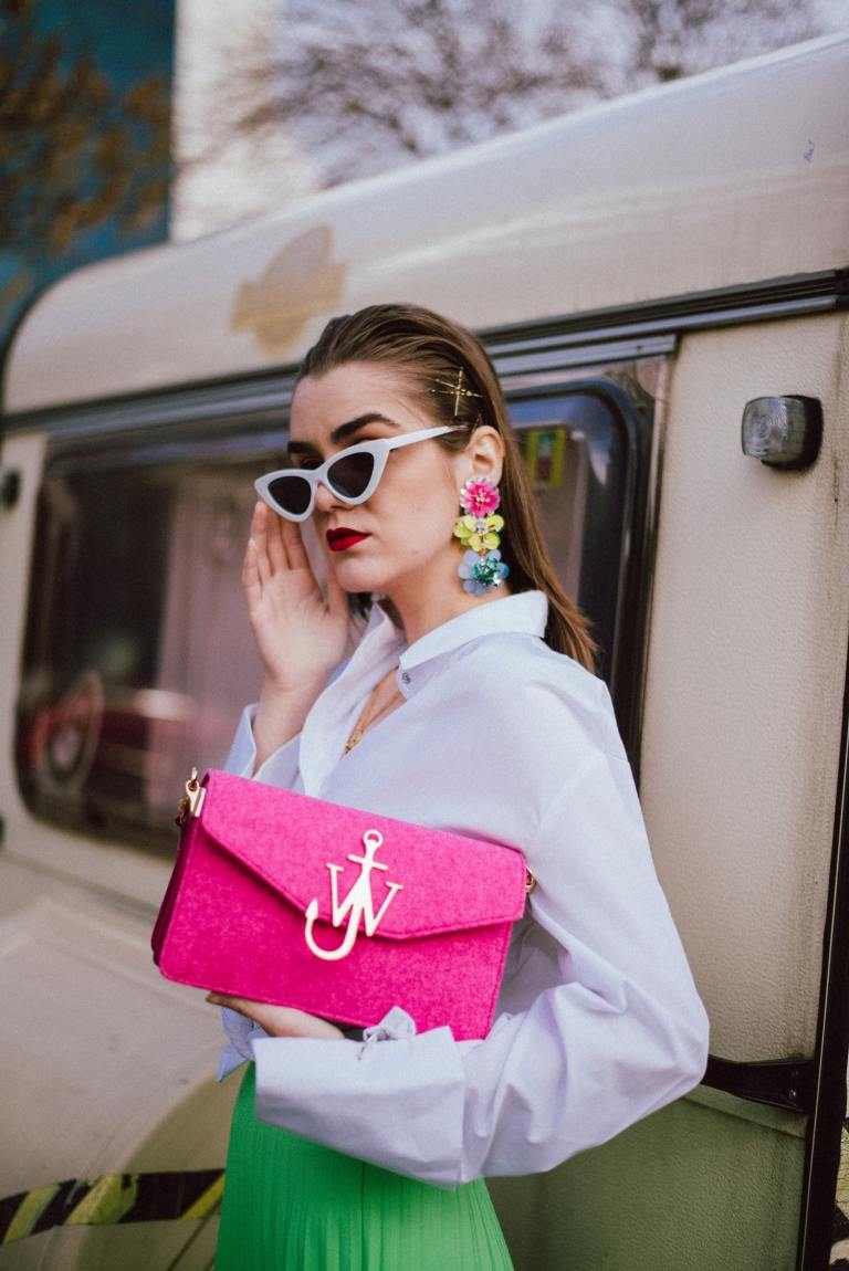 Handväska neon trend vit skjorta neon färger rock retro solglasögon örhänge blommönster