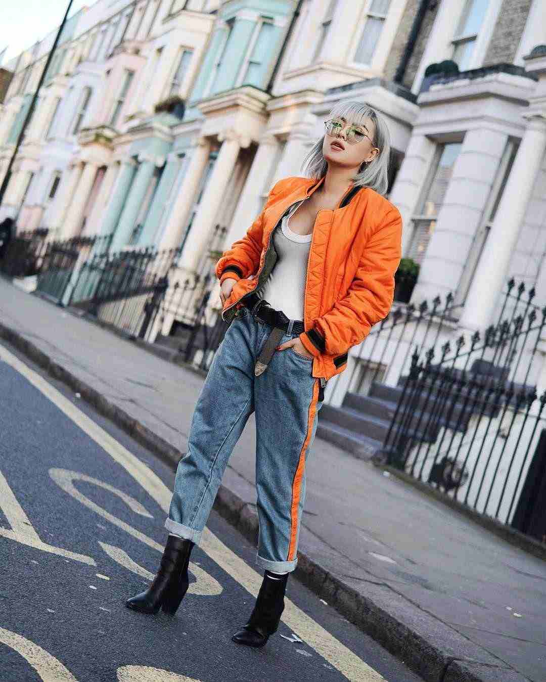Jacka neonfärger pojkvän jeans läder ankelboots dunjacka orange asblond hårfärg