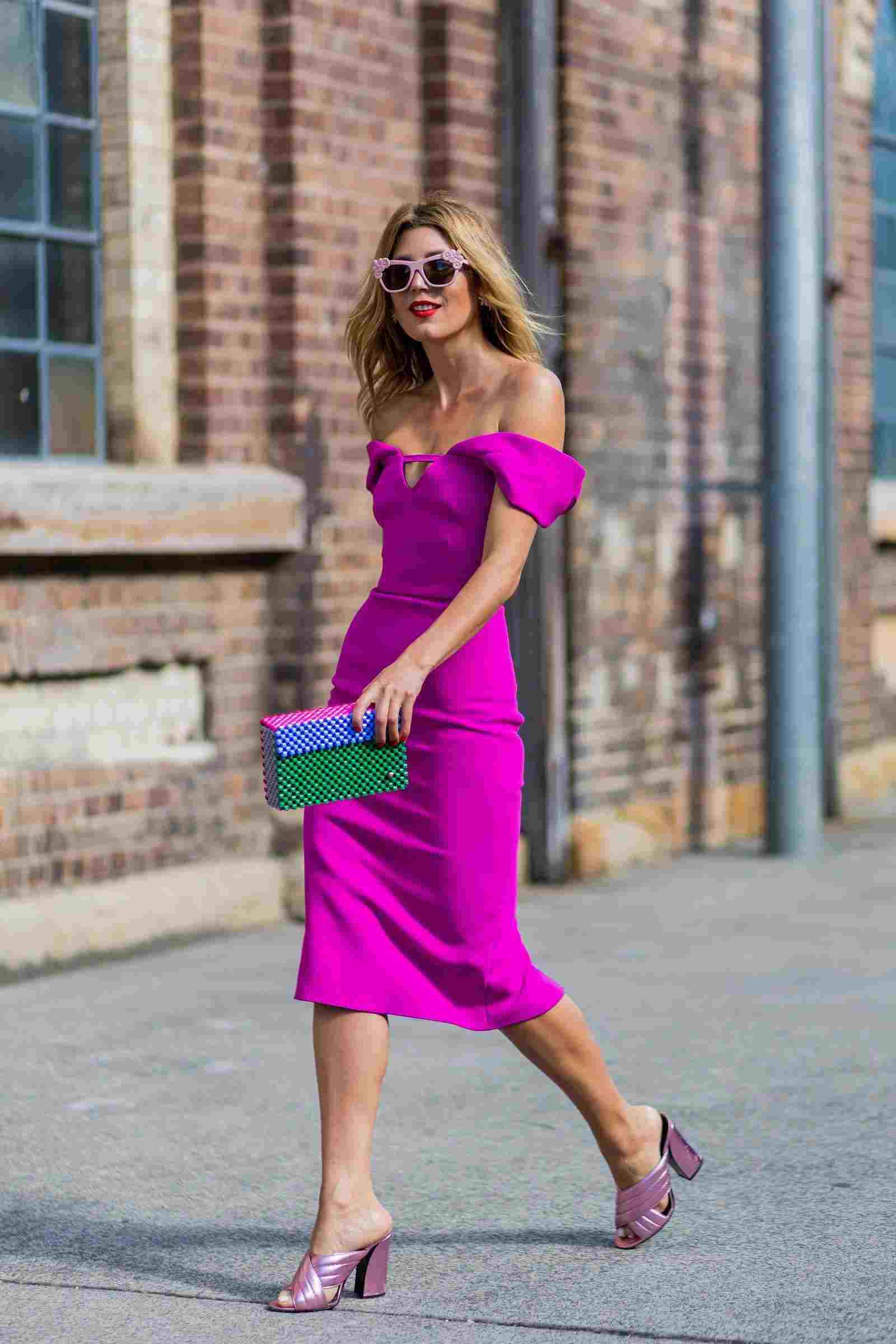 Klänning Neon Trend Colors Mules Rosa Solglasögon Honung Blond Hårfärg Sommartidstrender