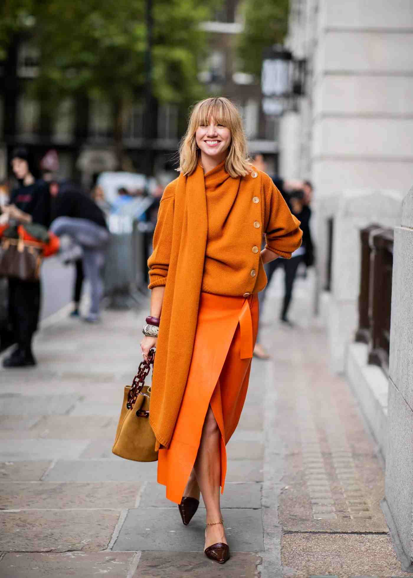 Läderkjol orange stickad tröja neon trendfärger mocka handväska outfit vinter