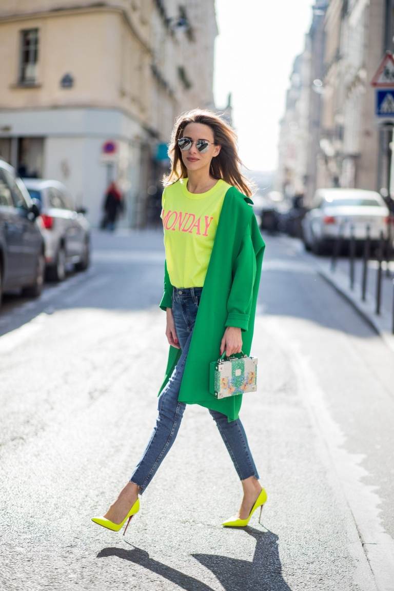 Päls neon trend färger skinny jeans pumps neongul skjorta modetrender 2019