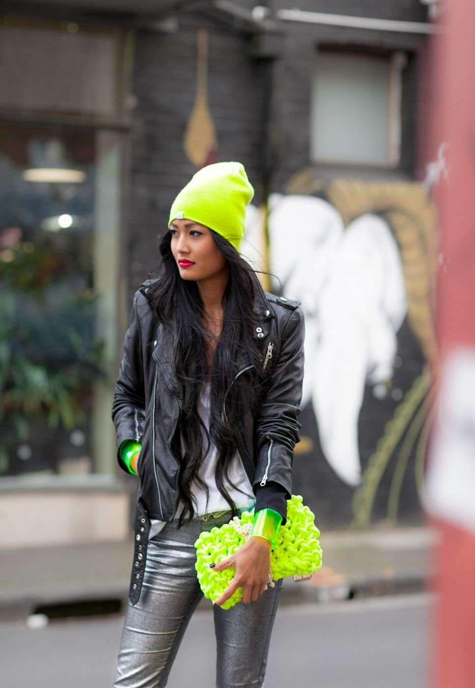 Neon trend färger tillbehör läderjacka bikerjacka byxor metallic look