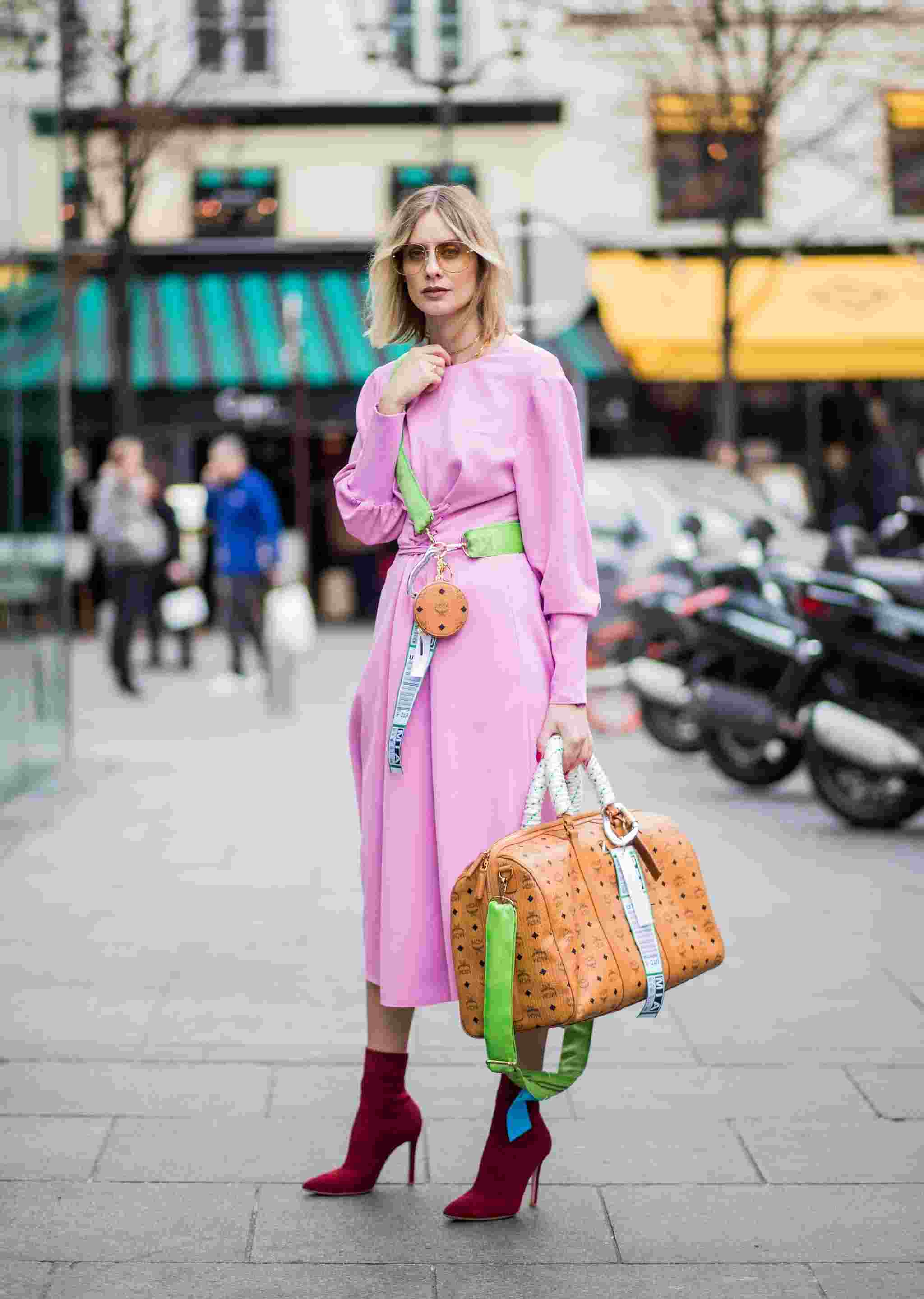 Neon trend klänning rosa mocka stövletter burgundy handväska resväska