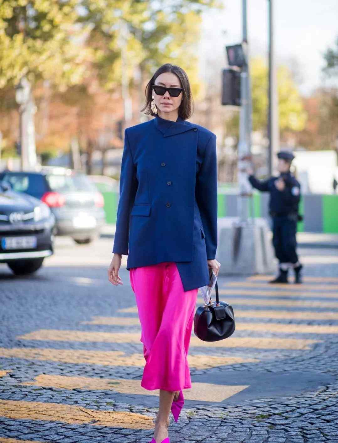 Neonfärger mode trend culotte byxor blå blazer outfit kvinnor sommar