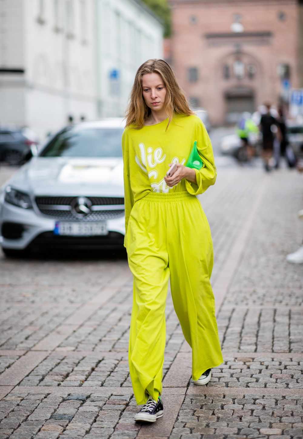 Neonfärger modetrender sommar vida byxa skjorta neongula Converse sneakers