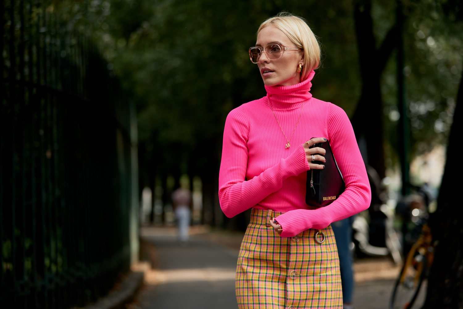 Neon trend coltröja tröja neonrosa läderväska Balenciaga blont hår mini kjol
