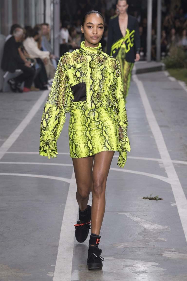 Neon färger orm mönster läder kjol skjorta blus mode trender sommaren 2019