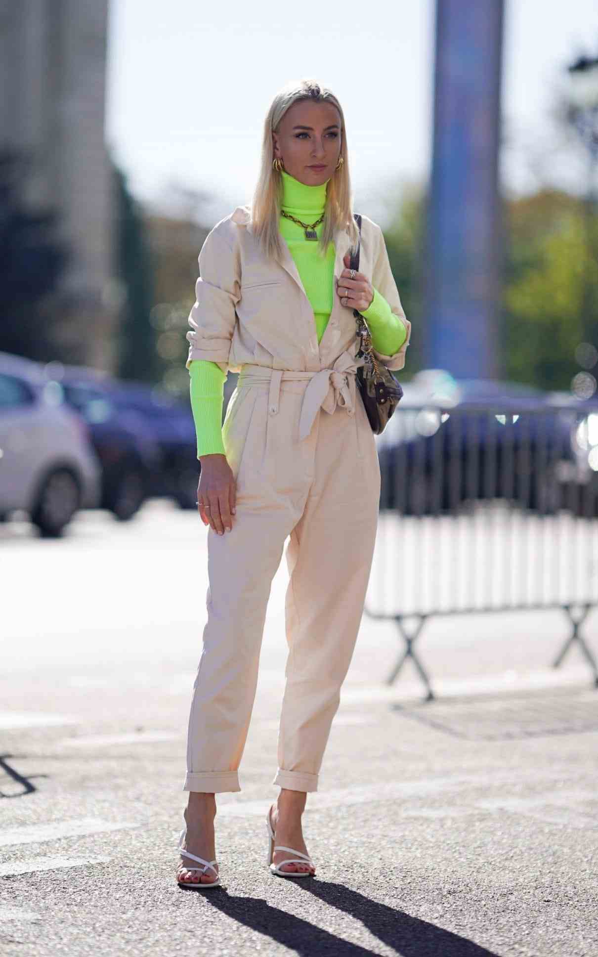 Neonfärger turtleneck jumpsuit naken sandaler modetrender sommar