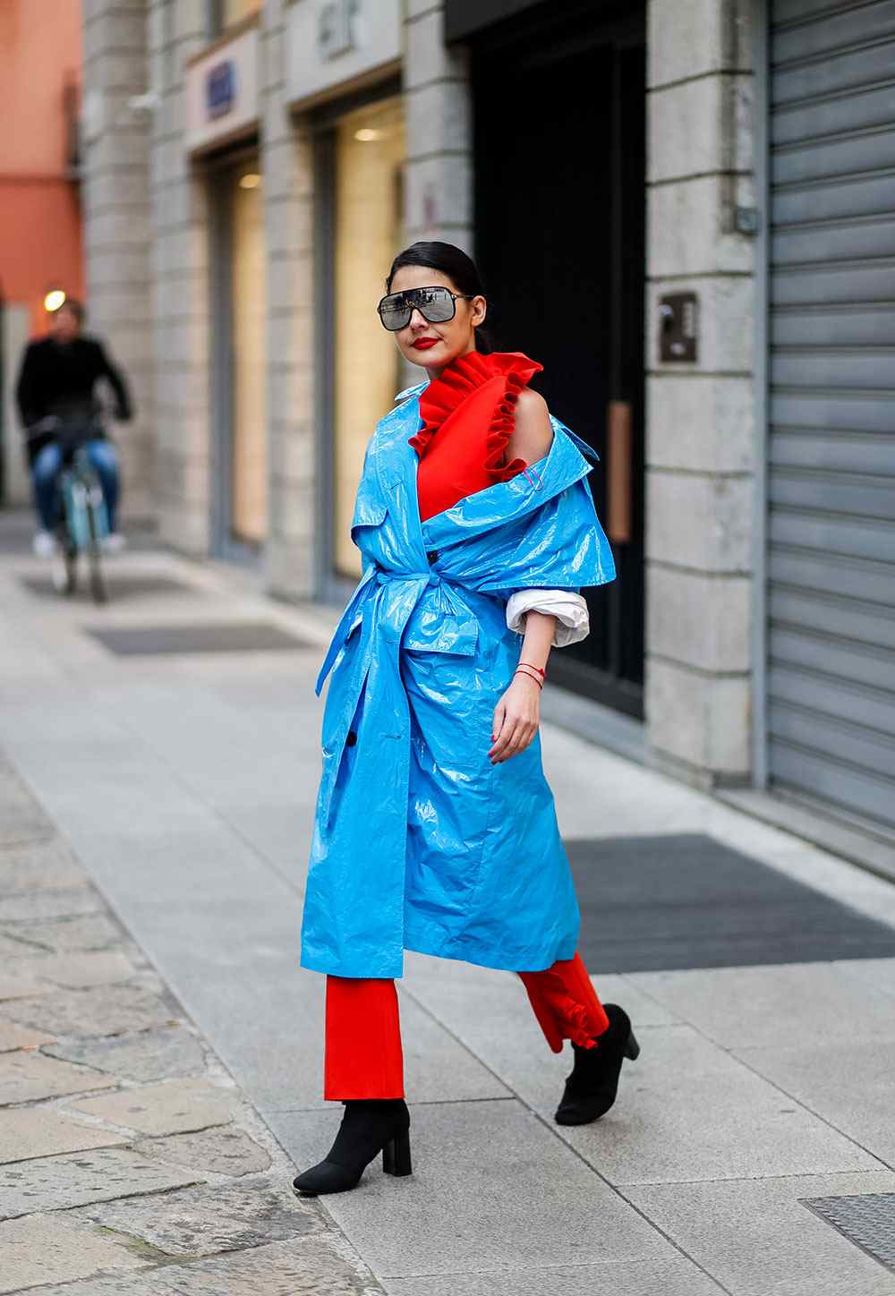Neon färger trenchcoat jumpsuit röda solglasögon sommar outfit idéer
