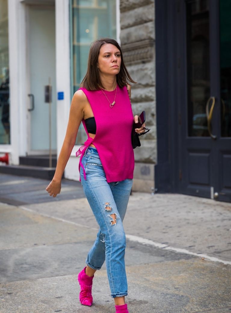 Neonfärgade toppkängor mocka ljusblå jeans sommartrender
