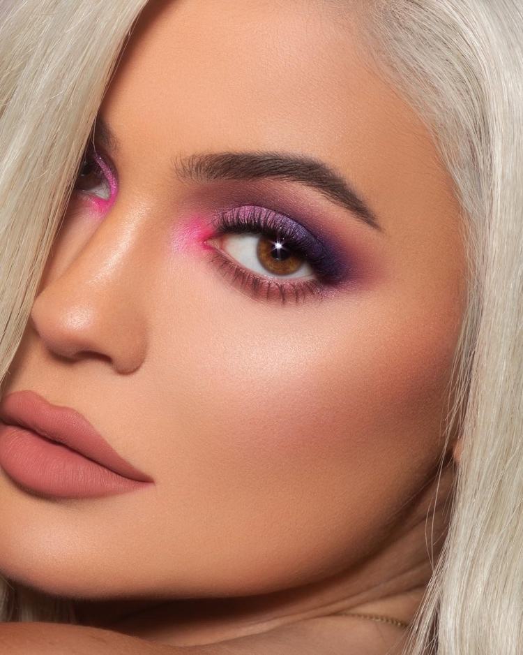 Ögonmakeup i rosa lila av Kylie Jenner