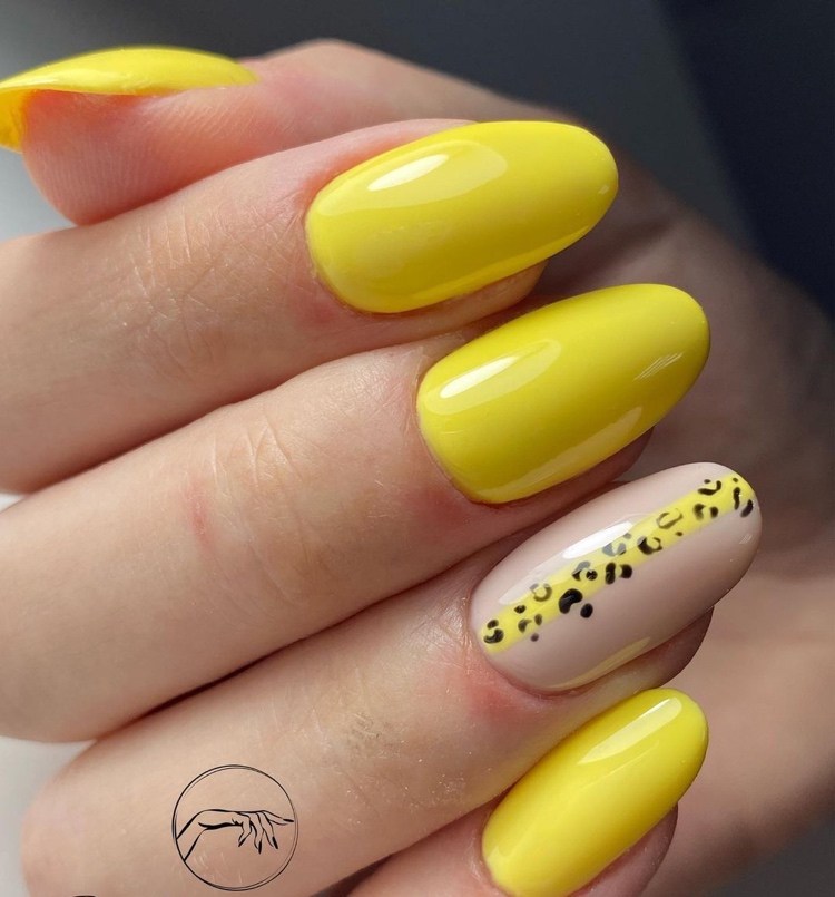 neon naglar gula med leoränder
