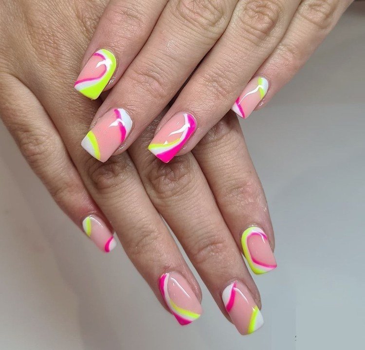 neon sommar naglar i rosa och gult med negativt utrymme