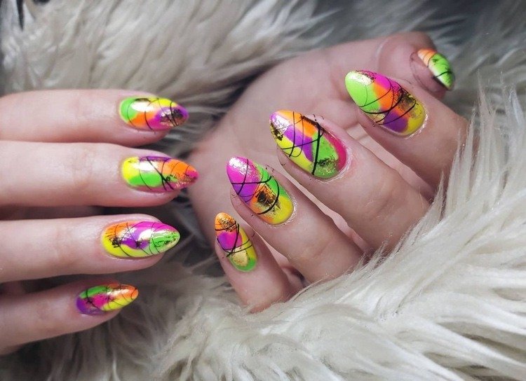neon naglar färgglada med bladguld