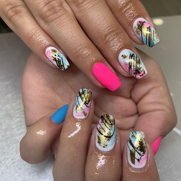 neon sommar naglar med abstrakt mönster i rosa och blått
