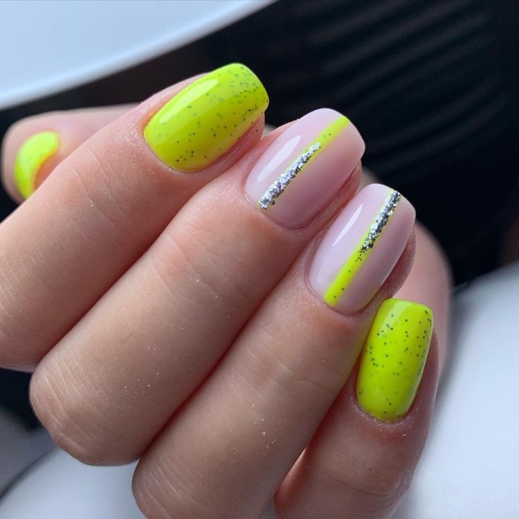 neongula naglar med glitter
