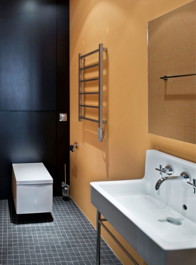 badrum handfat persika färg svart blå golvplattor modern