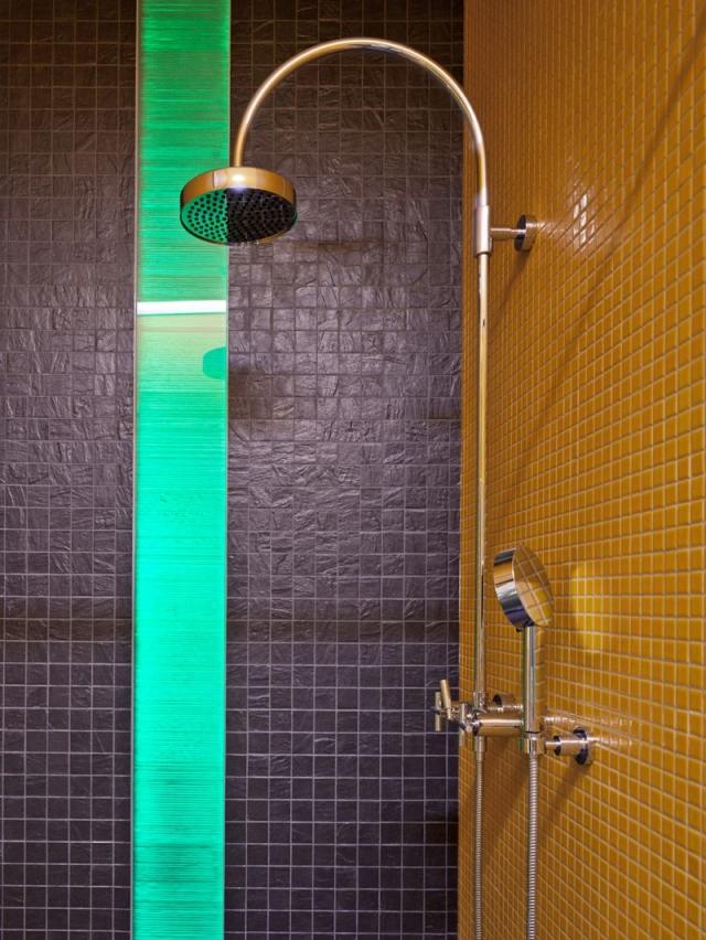 Mycket modern duschkabin förbättrar nuvarande, fräscha färger
