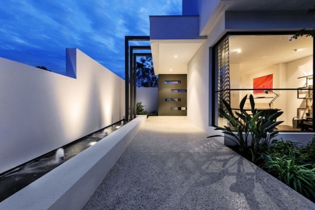 modern-betong-hus-hög-sekretess-skydd-betong-vägg-entré-dekorativ-platta