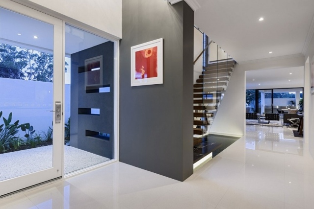 nybyggt-bostadshus-med-mycket-av-glas-interiör-arkitektur-trappa-glas-räcken