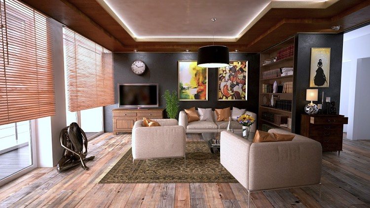 vardagsrum-antracit-vägg-trä-persienner-trä golv-led-takfärger