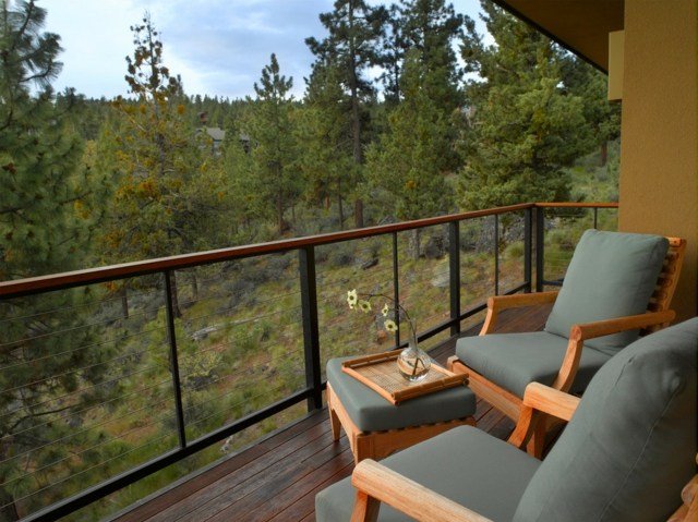 Metallräcke balkong vacker utsikt skogsområde
