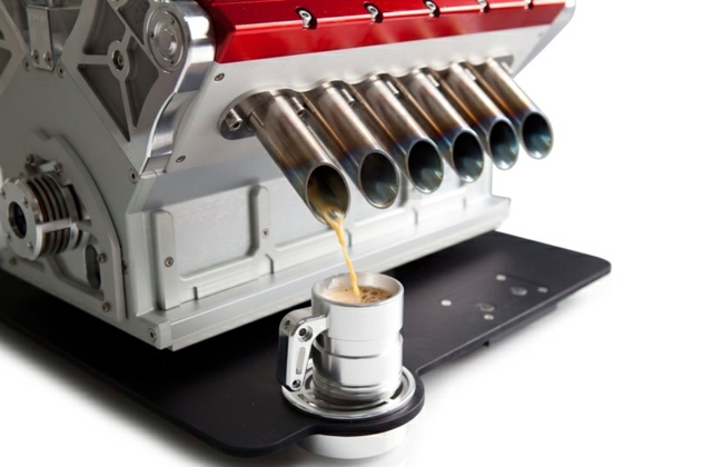 Köksutrustning kaffebryggare vacker designmotor V12 inspirerad
