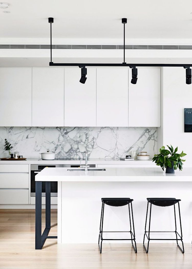 modernt kök klassiker i svart och vitt marmor stänkskydd