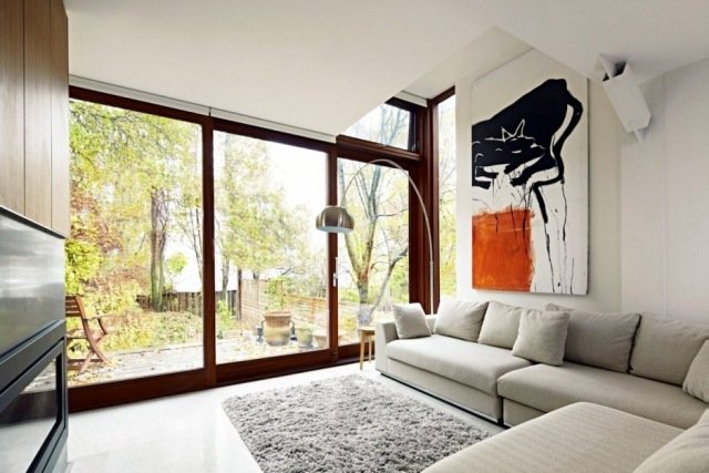 vardagsrum-ecru-hörn-soffa-trä-fönsterkarmar-utsikt-bakgård